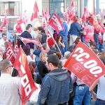 La primera protesta sindical frente al Ayuntamiento de Parla se produjo ayer. Hoy, habrá otra concentración y el día 13 una manifestación por el centro de la ciudad