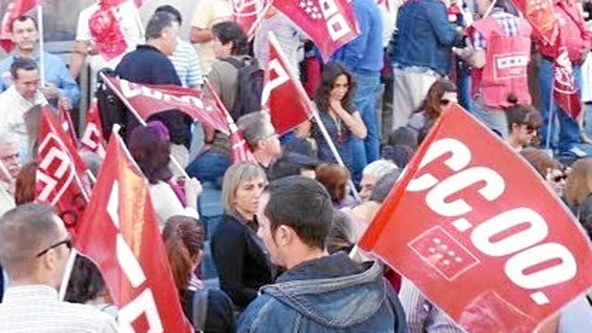 La primera protesta sindical frente al Ayuntamiento de Parla se produjo ayer. Hoy, habrá otra concentración y el día 13 una manifestación por el centro de la ciudad