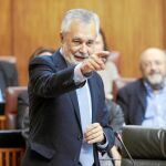 El presidente de la Junta, José Antonio Griñán, se dirige al jefe de la oposición durante la sesión de control al Ejecutivo