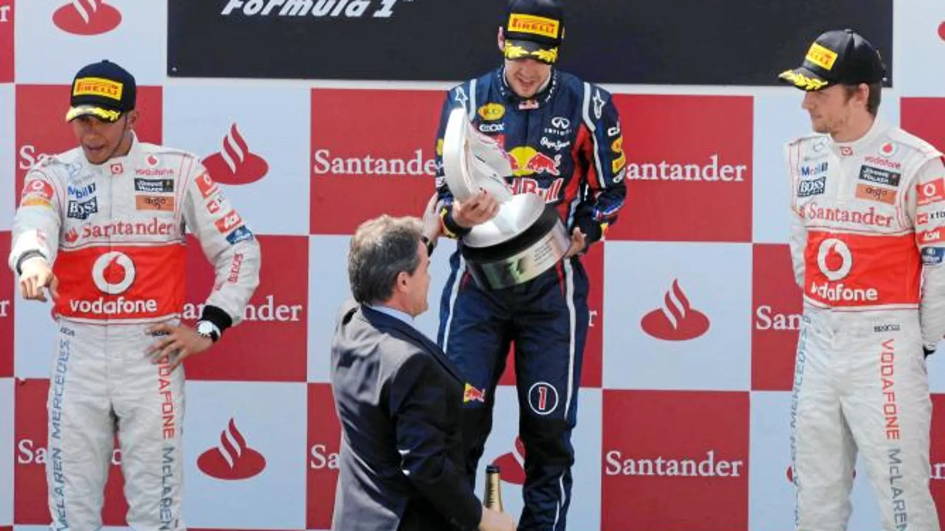 El president Mas entregando el trofeo del Gran Premio de España en 2011