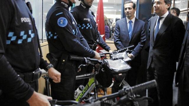 Ignacio González visitó ayer la Policía Local de Boadilla, junto al consejero de Presidencia y Portavoz, Salvador Victoria, y el alcalde de la localidad, Antonio González Terol