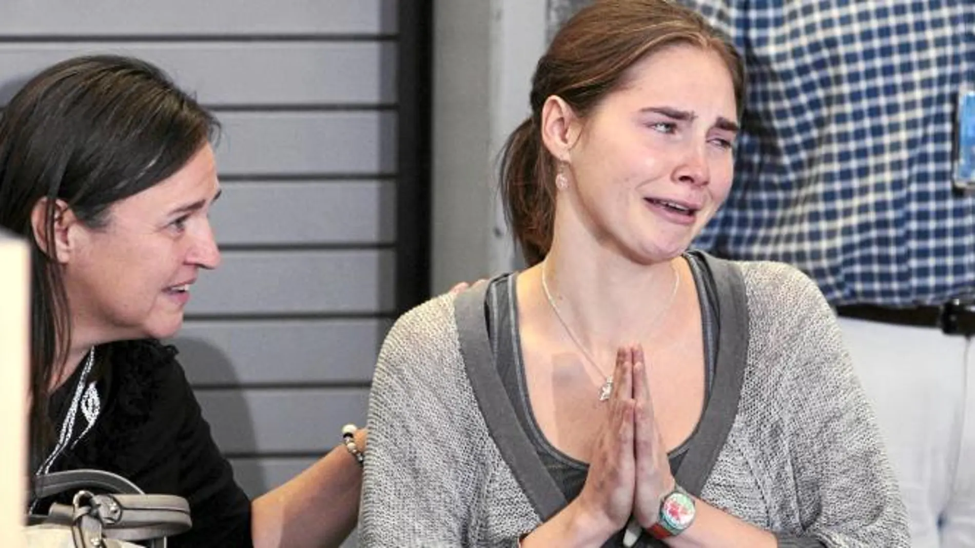 Amanda Knox, junto a su madre, atiende a la Prensa al llegar a Seattle