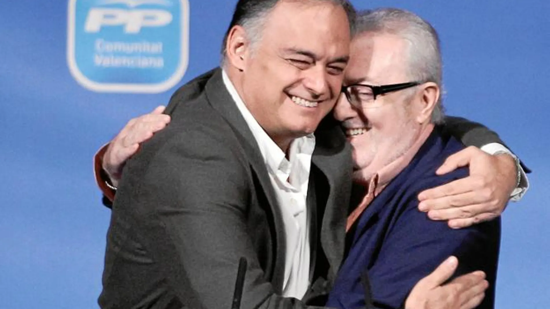 González Pons se abraza con el cabeza de lista del PP al Senado de la provincia, Pedro Agramunt