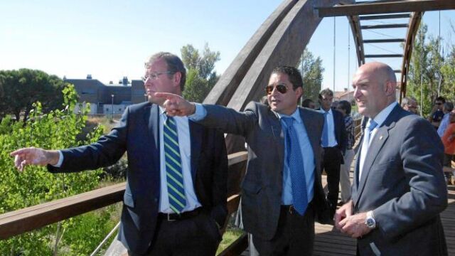 Antonio Silván visita las obras de la depuradora de Viana de Cega, junto a Jesús Julio Carnero