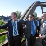 Antonio Silván visita las obras de la depuradora de Viana de Cega, junto a Jesús Julio Carnero