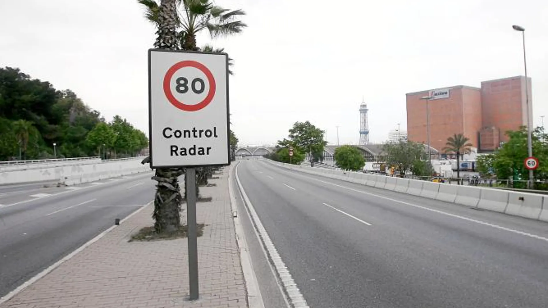 La contaminación obliga a limitar la velocidad a 80 km/h en los accesos a Barcelona