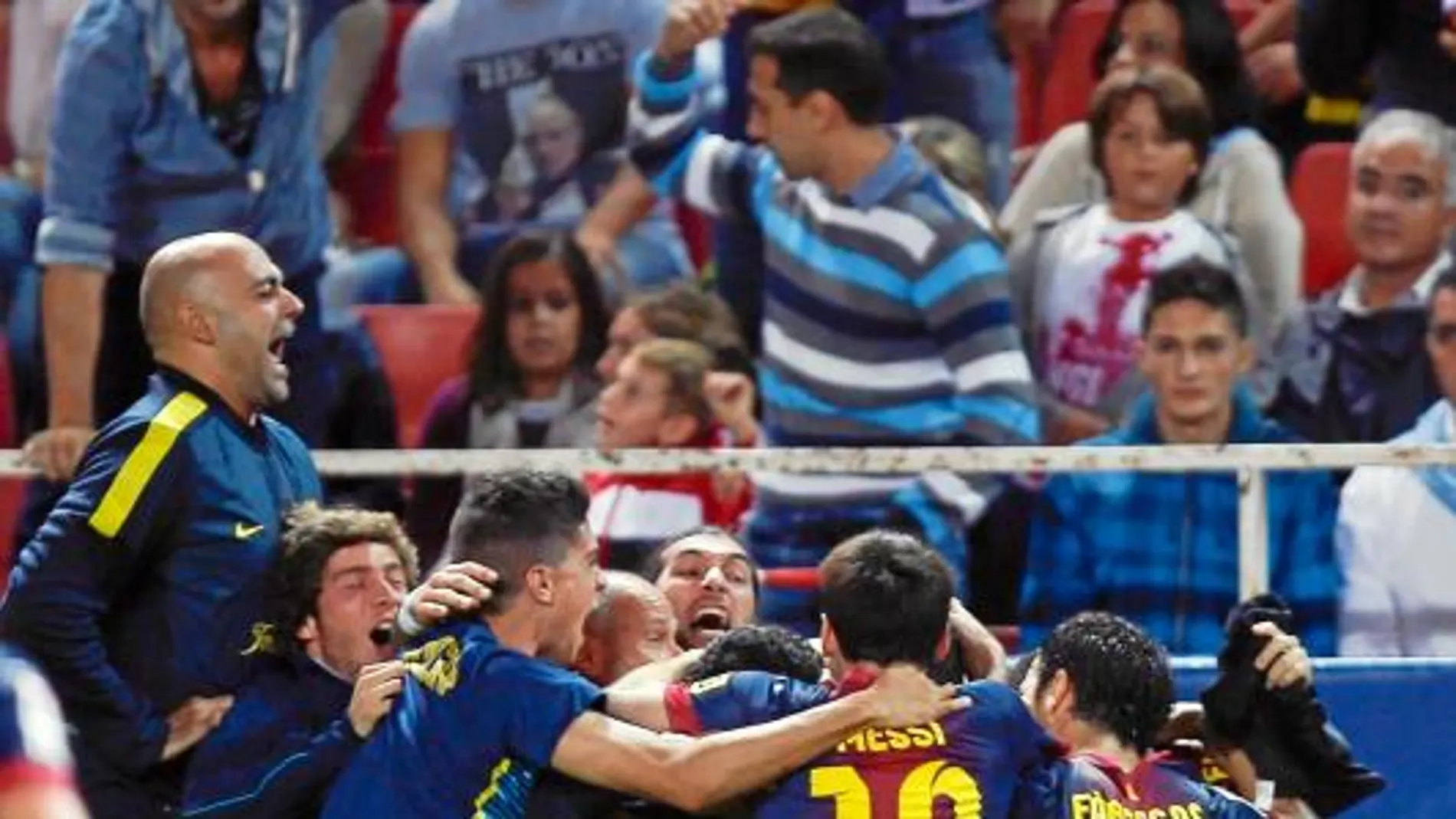 Los jugadores del Barcelona celebran el tanto del triunfo en el Sánchez Pizjuán