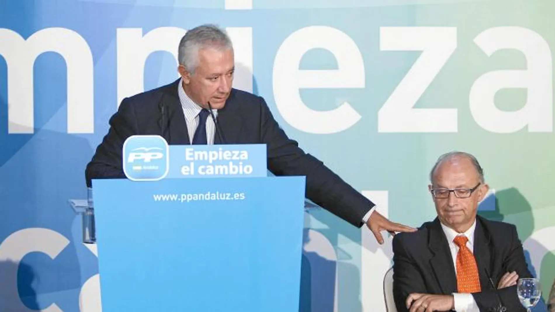 ...y el PP le critica por ver ilegal lo que hizo antes González