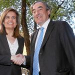La ministra de Empleo, Fátima Báñez, con el presidente de la CEOE, Juan Rosell