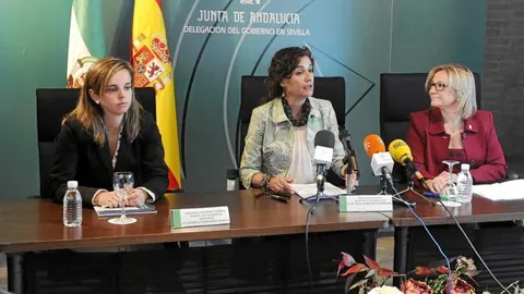 María Jesús Montero y Carmen Tovar, a la derecha, durante la presentación de los presupuestos