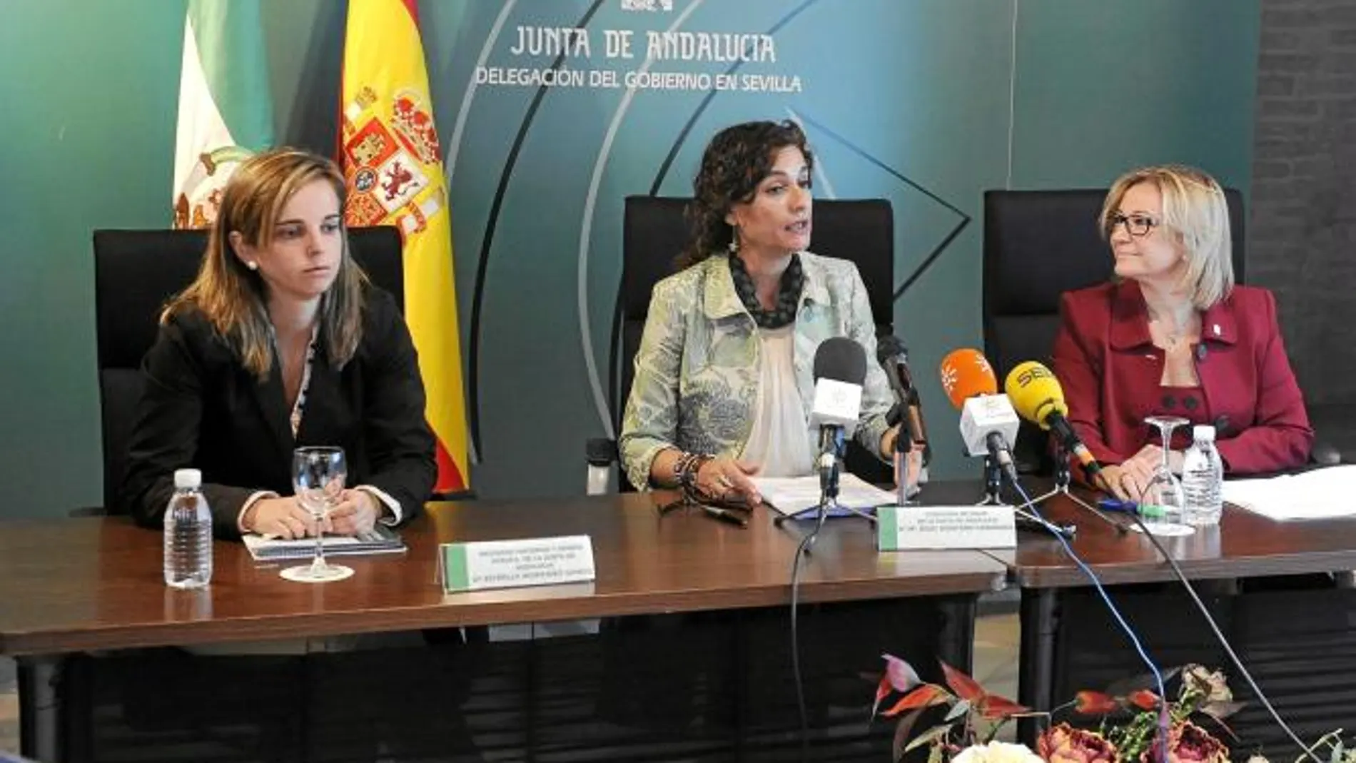 María Jesús Montero y Carmen Tovar, a la derecha, durante la presentación de los presupuestos