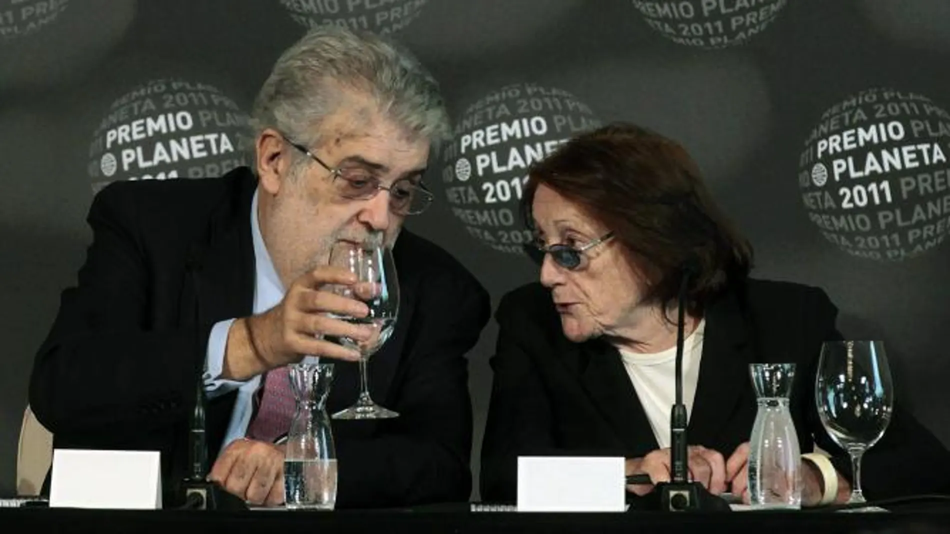 José Manuel Lara acompañado de la escritora Rosa Regàs