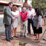 Juan Espadas y Adela Castaño, ayer en el Parque Alcosa junto a varios vecinos