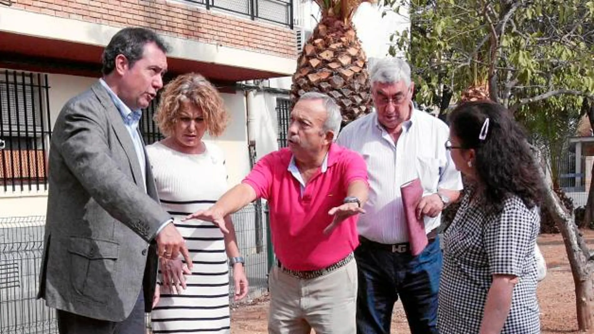 Juan Espadas y Adela Castaño, ayer en el Parque Alcosa junto a varios vecinos