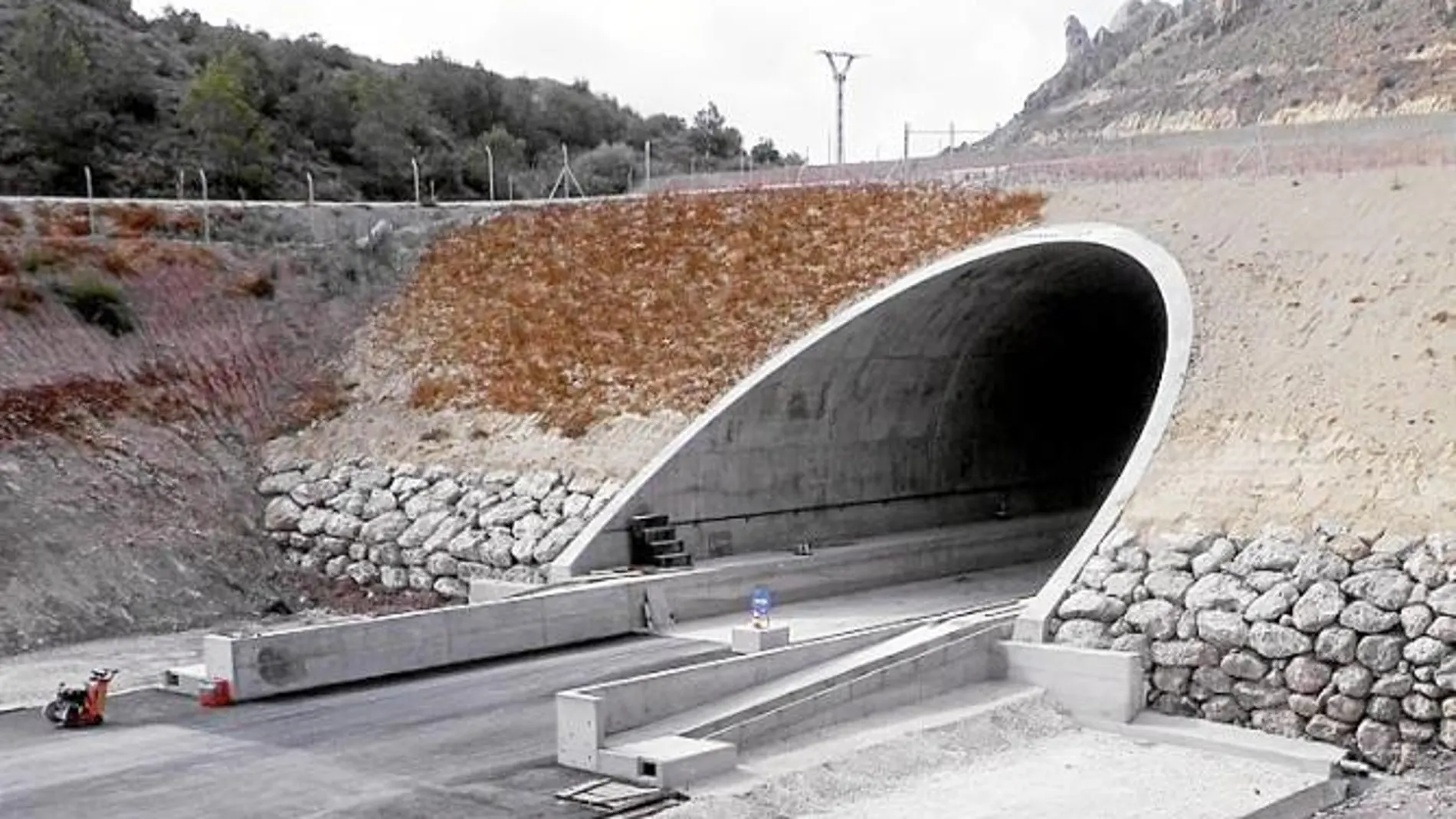 El túnel, con 1.730 metros de longitud, se ha excavado en mina 1.465 metros y el resto por método artificial