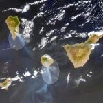 Los incendios de La Palma y La Gomera desde el espacio Las columnas de humo (rodeadas por un círculo) provocadas por los incendios desatados en las dos islas canarias el pasado fin de semana han sido captadas por el satélite Aqua de la NASA.