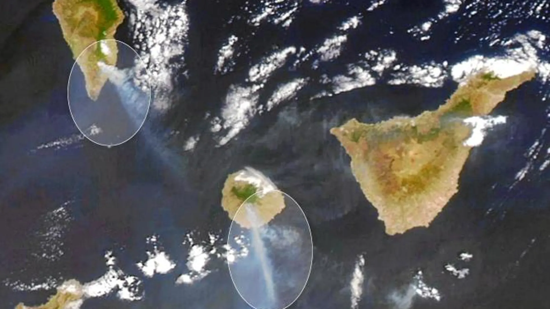 Los incendios de La Palma y La Gomera desde el espacio Las columnas de humo (rodeadas por un círculo) provocadas por los incendios desatados en las dos islas canarias el pasado fin de semana han sido captadas por el satélite Aqua de la NASA.