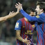 delantero argentino del FC Barcelona, Leo Messi, celebra su gol, el cuarto de su equipo, con el centrocampista Xavi Hernández (i) y el defensa brasileño Dani Alves (c),