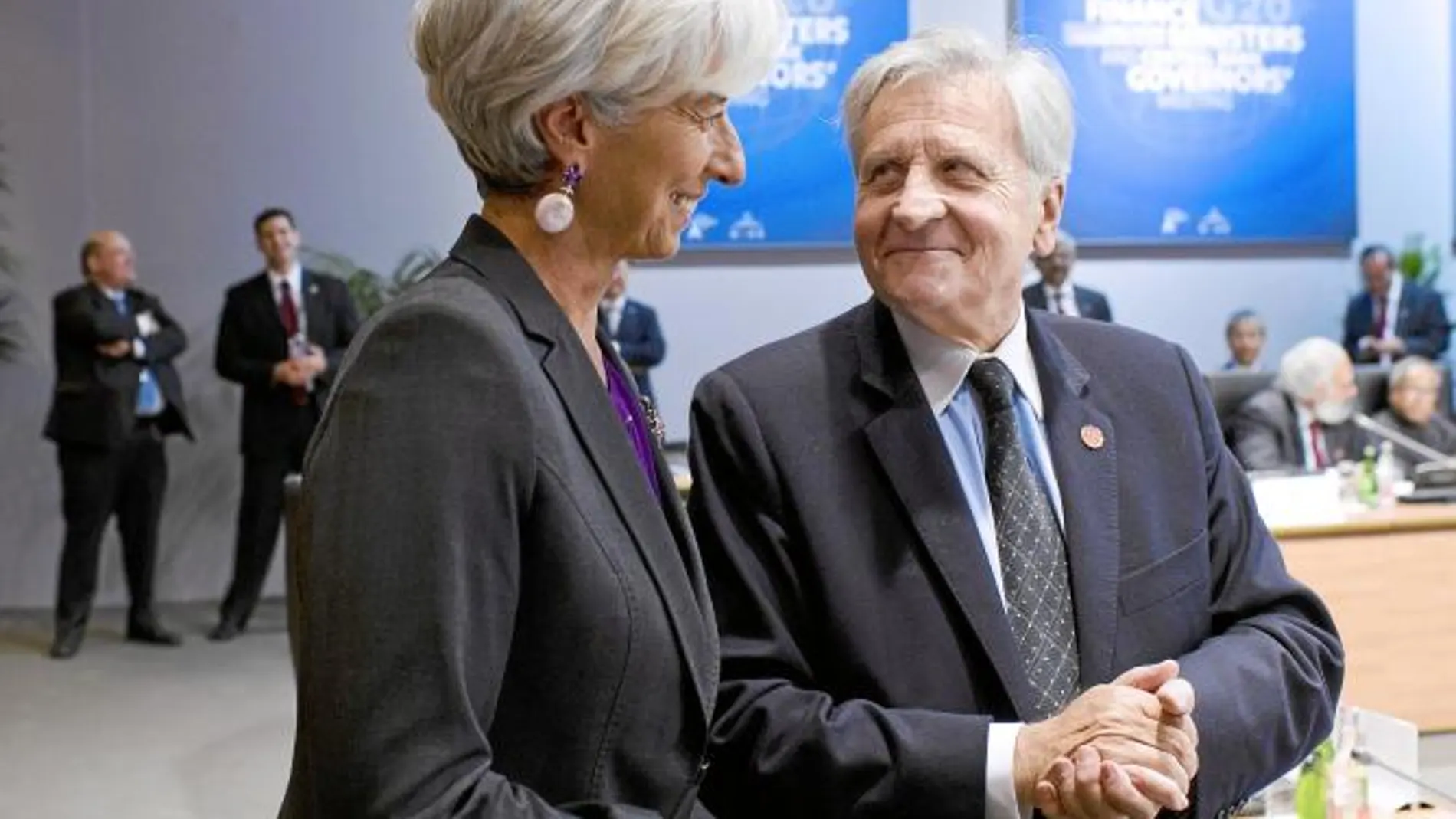 Christine Lagarde, presidenta del FMI, charla con Jean Claude Trichet que, desde su posición de presidente del BCE, ha pedido la creación de un Ministerio de Finanzas europeo