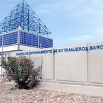  El Síndic alerta de «malos tratos» en el Centro de Extranjeros de Zona Franca