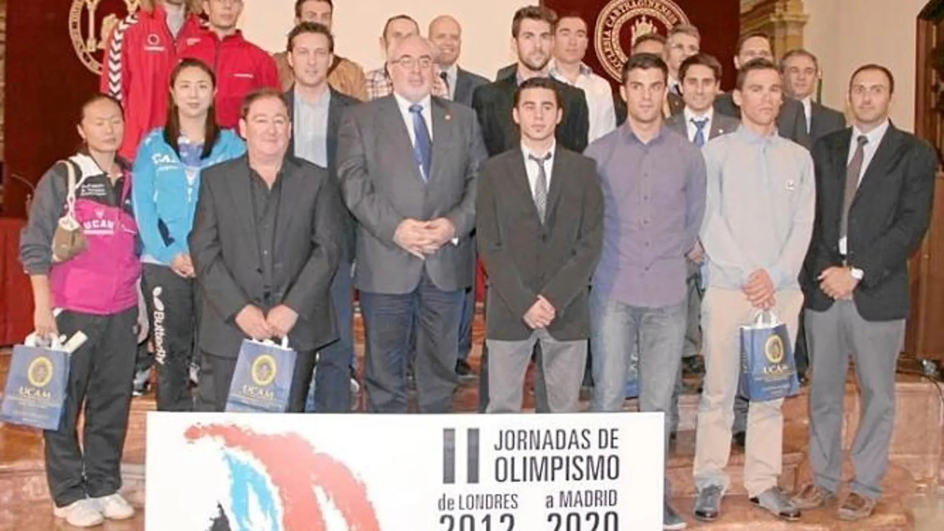El presidente de la UCAM junto a los deportistas olímpicos y paralímpicos de la Región de Murcia