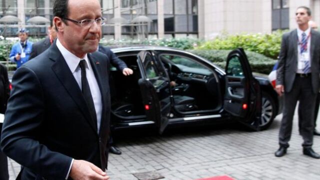 Hollande a su llegada a la reunión en Bruselas