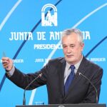 El presidente andaluz, José Antonio Griñán, lanzó ayer un órdago al Gobierno