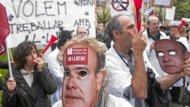 Los médicos consiguen evitar más rebajas salariales en los presupuestos