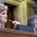 La presidenta de la mesa del Parlament, Nuria de Gispert, explicó ayer los recortes de la Cámara