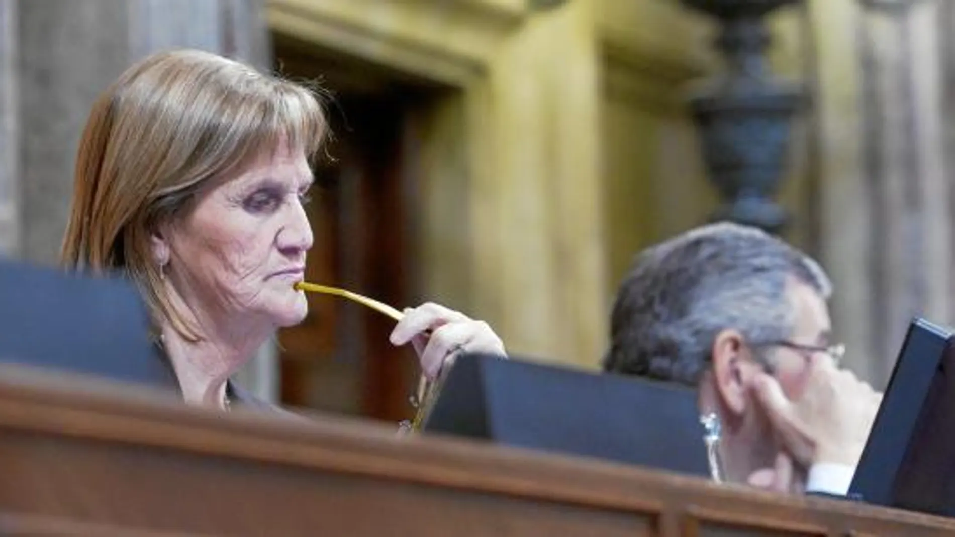 La presidenta de la mesa del Parlament, Nuria de Gispert, explicó ayer los recortes de la Cámara