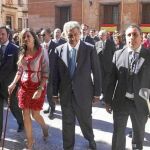 El presidente del Congreso de los Diputados, Jesús Posada, asistió ayer a la representación de la primera parte del Misteri d'Elx, junto a Mercedes Alonso