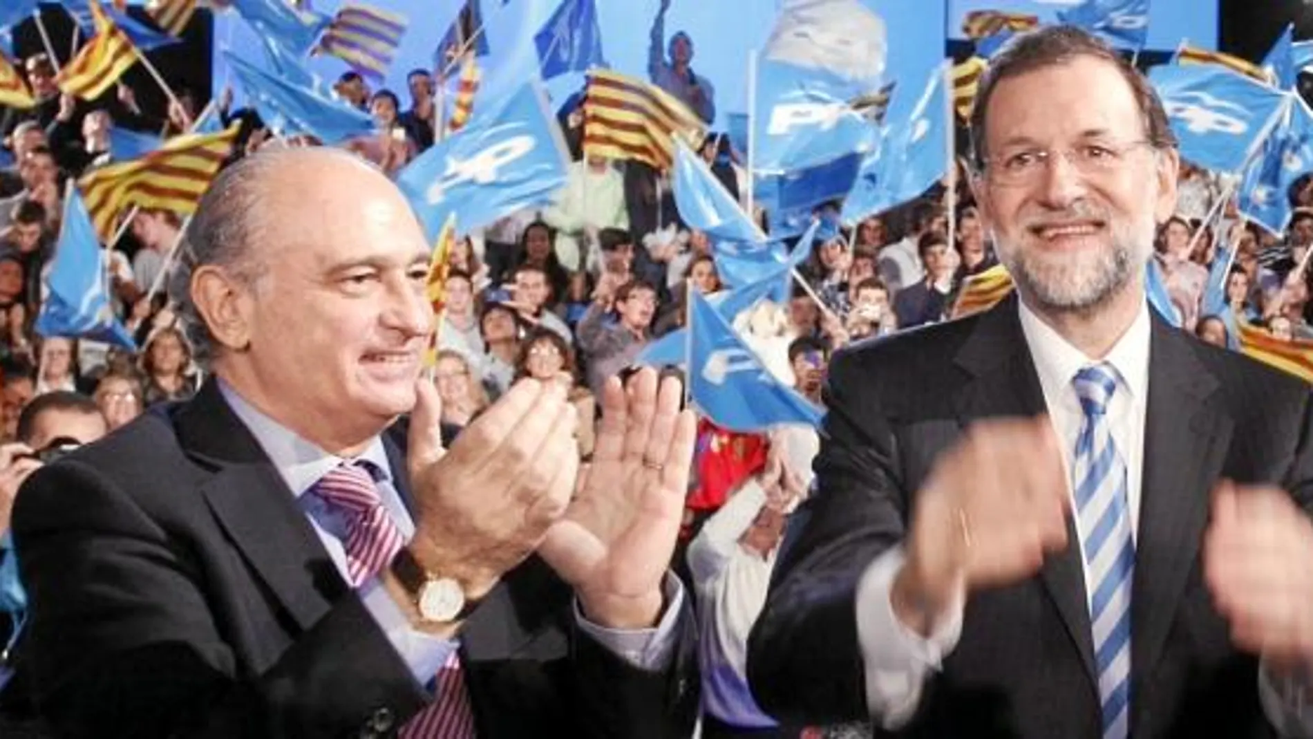 El «número uno» al Congreso, Jorge Fernández, y Mariano Rajoy, ayer en el mitin de Hospitalet de Nord