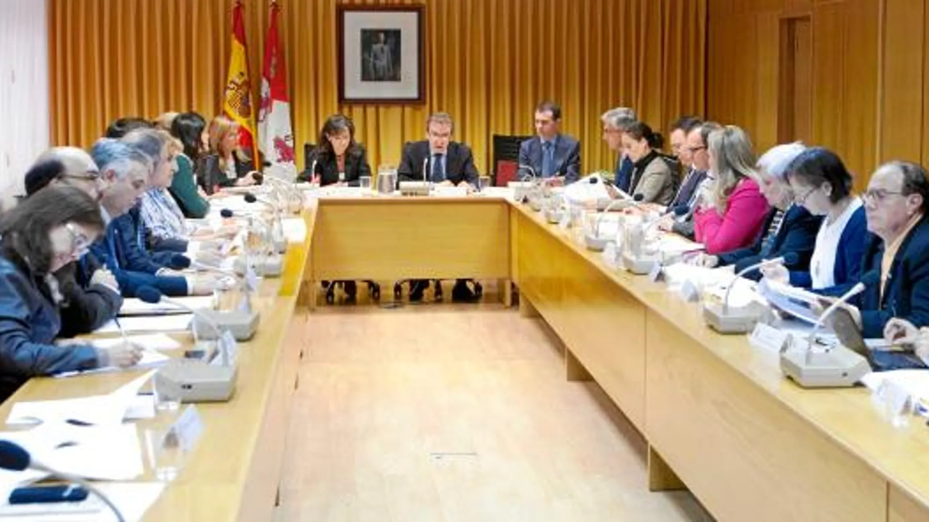 El consejero de la Presidencia y portavoz, José Antonio de Santiago-Juárez, y la directora general, María de Diego, presiden el Consejo de Cooperación