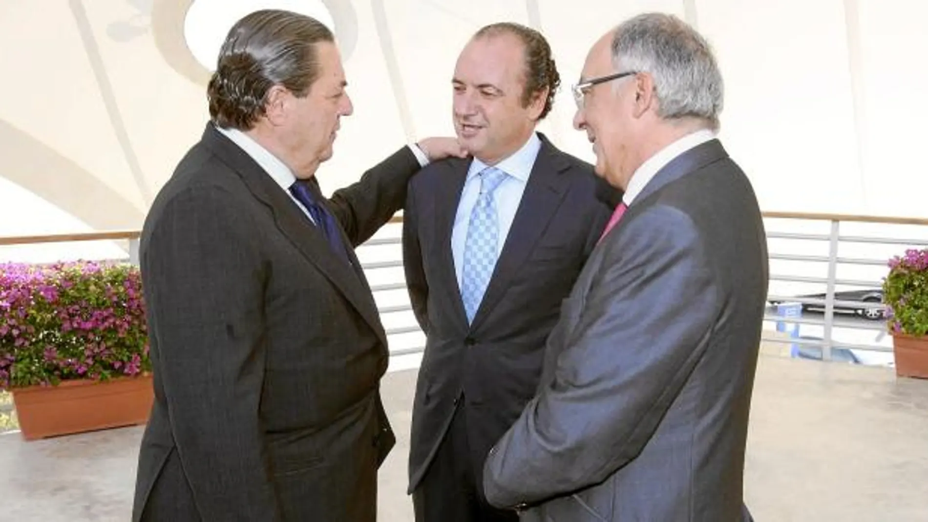Joaquín Ripoll con el presidente de Puertos de España, Fernando González Laxe, y de AVE, Vicente Boluda