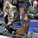 Luis de Guindos conversa con Jean-Claude Juncker en presencia de Wolfgang Schäuble