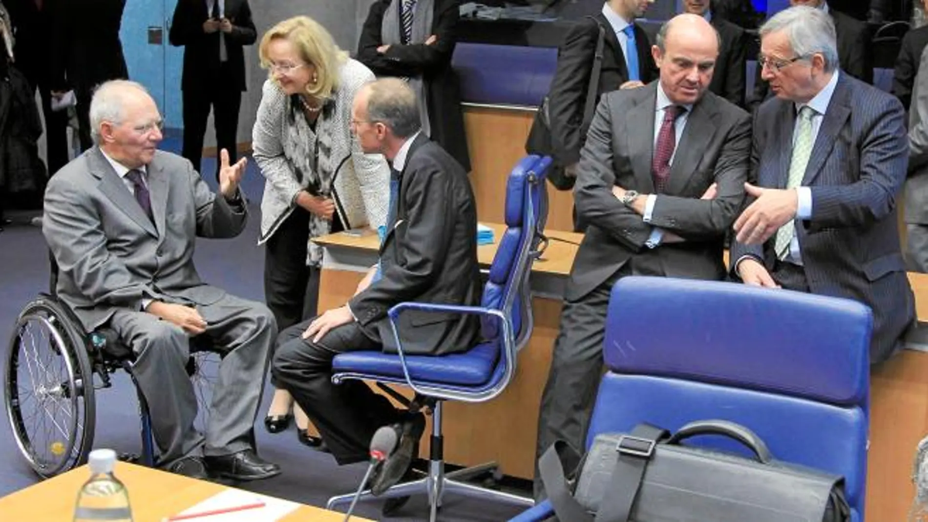Luis de Guindos conversa con Jean-Claude Juncker en presencia de Wolfgang Schäuble