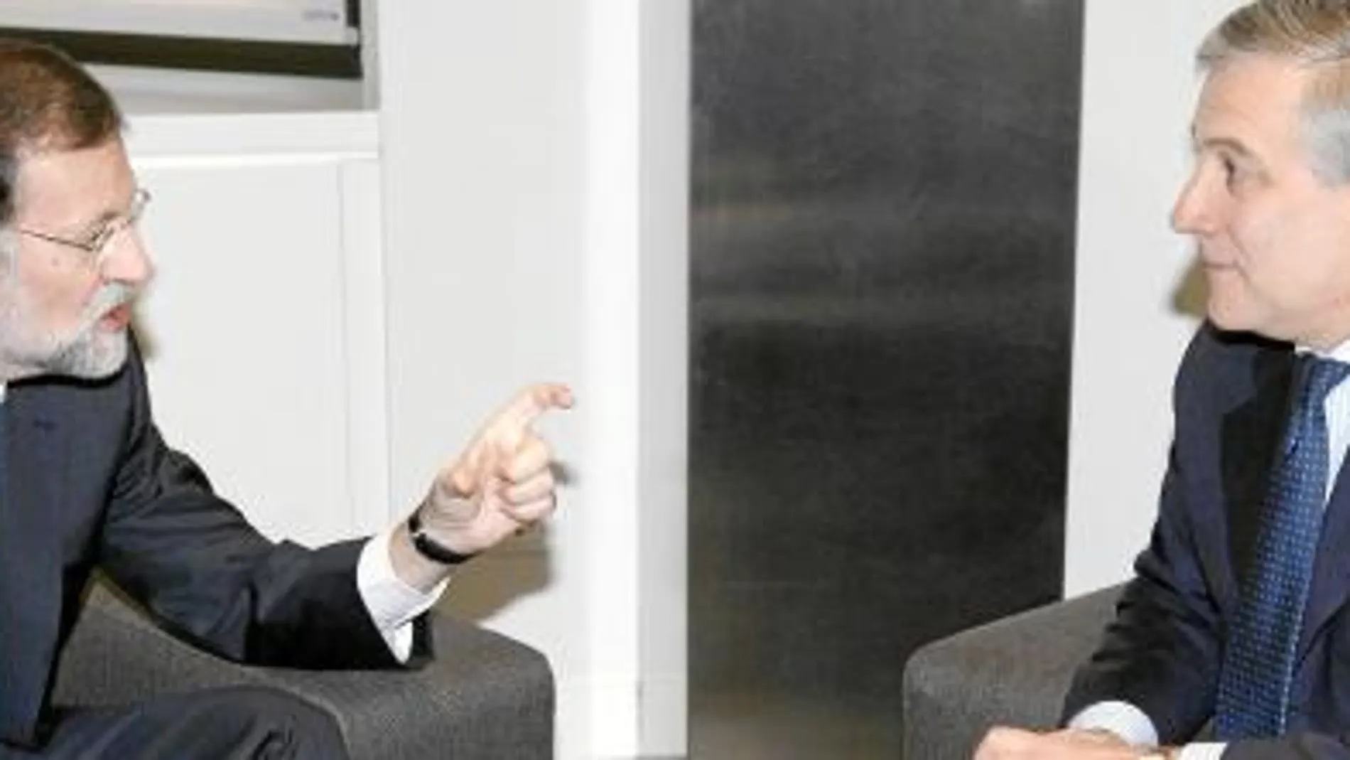 Rajoy con el vicepresidente de la Comisión Europea, Antonio Tajani, que alabó su compromiso con las pymes
