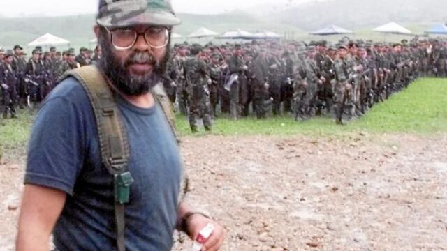 Arriba, «Alfonso Cano» en el año 2000. A la derecha, su rostro, sin barba, tras ser abatido en la selva colombiana del Cauca.