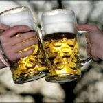 Aficionados del Dortmund buscan candidato para que les compre cerveza durante los encuentros