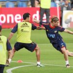 Fernando Torres trata de hacer una «rabona» ante Arbeloa en el entrenamiento de ayer