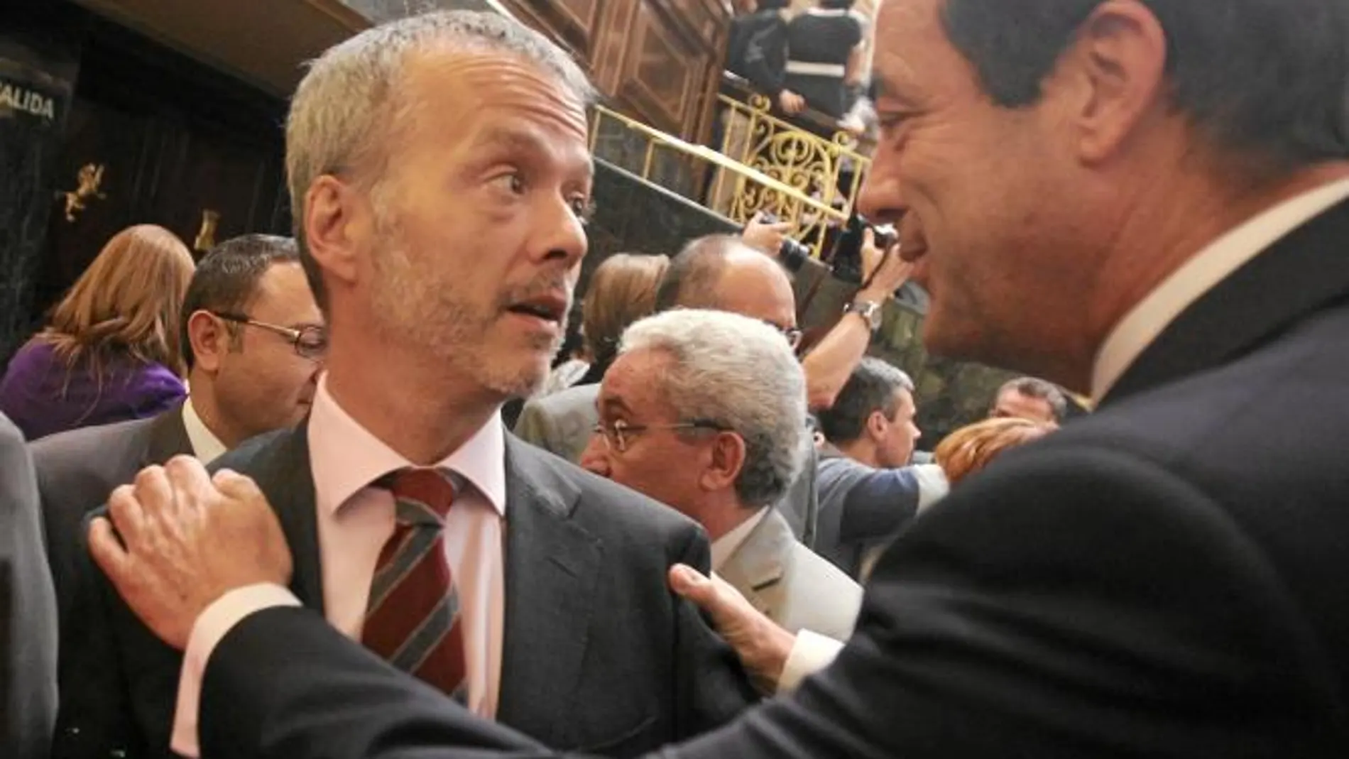 Camacho, ayer, junto a José Bono en la última sesión del Congreso