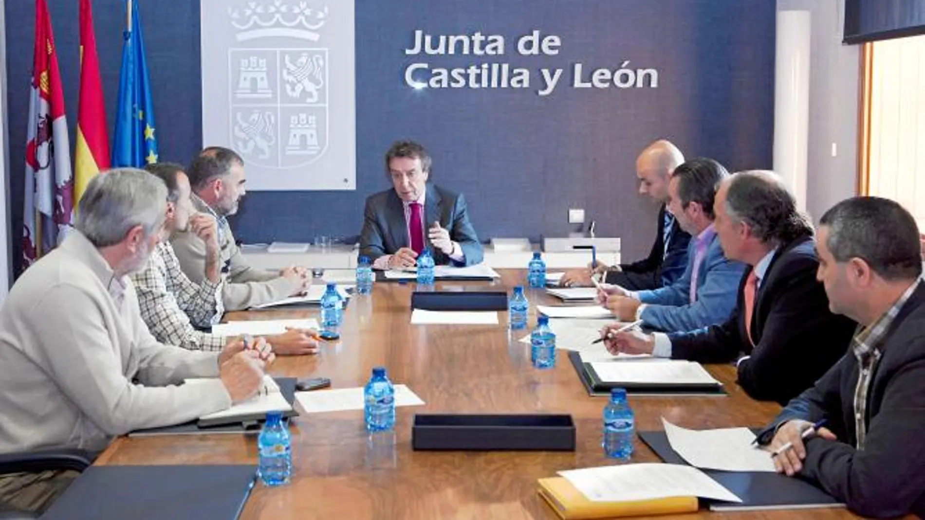 El consejero de la Presidencia, José Antonio de Santiago-Juárez, con representantes de las OPAs y Urcacyl