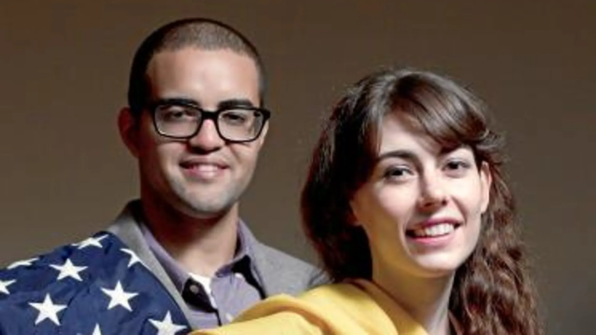 Los estadounidenses Nazanin Sullivan y Juan Durán , que viven y estudian en España, posan con las banderas de los dos países