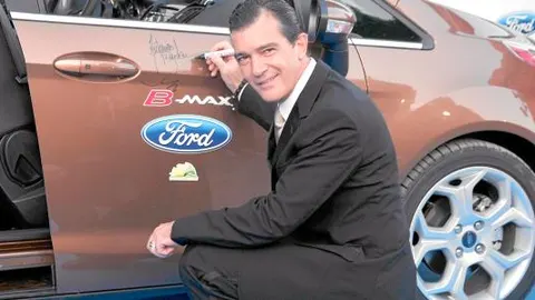 Antonio Banderas,, con el Ford que se subastó