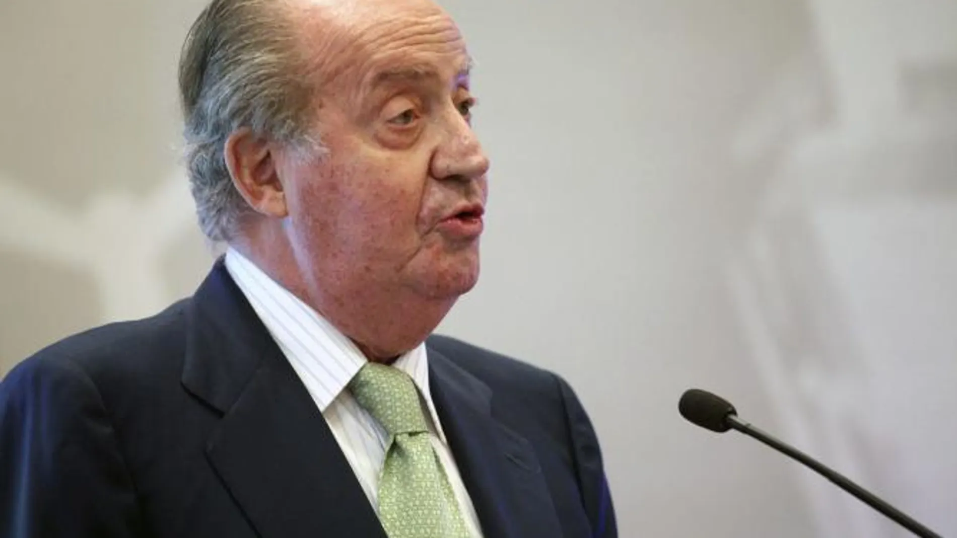 Don Juan Carlos anima a invertir en el exterior para que crezca la economía