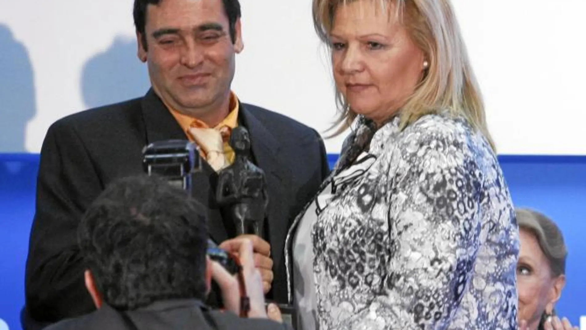 Joaquín López, Héroe del año 2010, con Ángeles Pedraza, presidenta de la AVT