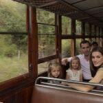 Los entonces Príncipes de Asturias, junto a sus hijas, las Infantas Leonor y Sofía, durante la excursión familiar a Sóller a bordo del tren turístico que sale de Palma desde 1912.
