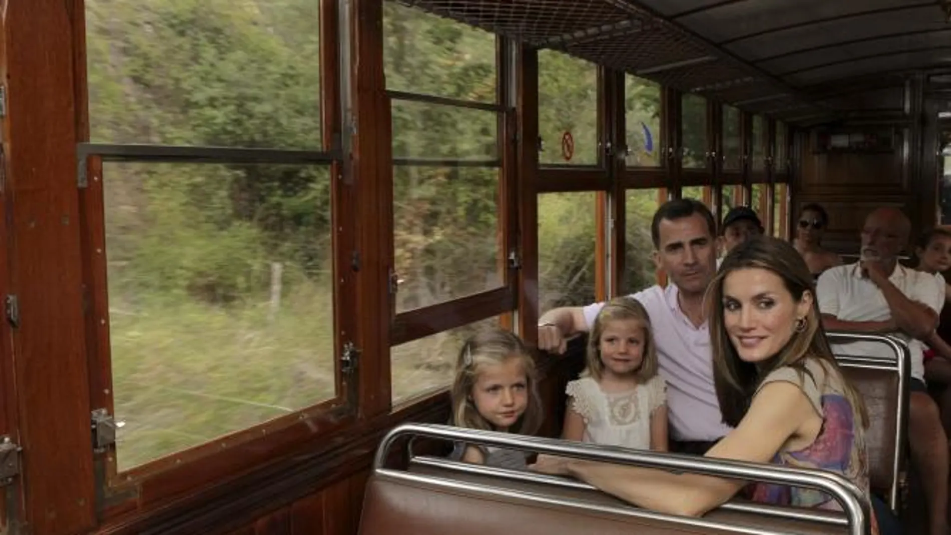 Los entonces Príncipes de Asturias, junto a sus hijas, las Infantas Leonor y Sofía, durante la excursión familiar a Sóller a bordo del tren turístico que sale de Palma desde 1912.