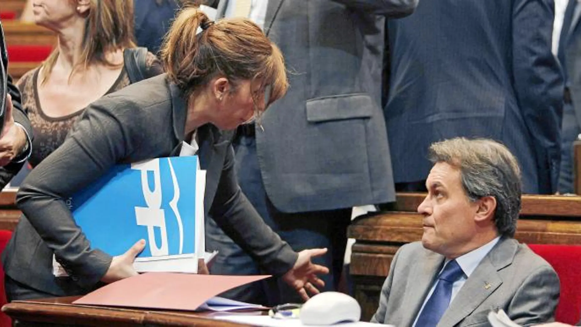 Alicia Sánchez-Camacho y Artur Mas, ayer, durante un instante de la sesión plenaria celebrada en el Parlament