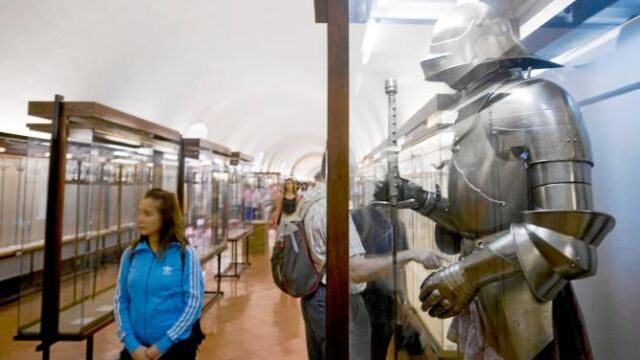 Una de las salas del antiguo museo militar, antes de que cerrara sus puertas en mayo de 2009